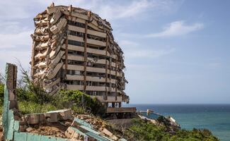 Venezuela restringe accesos a La Guaira tras terremotos; gobierno busca ordenar labores de rescate