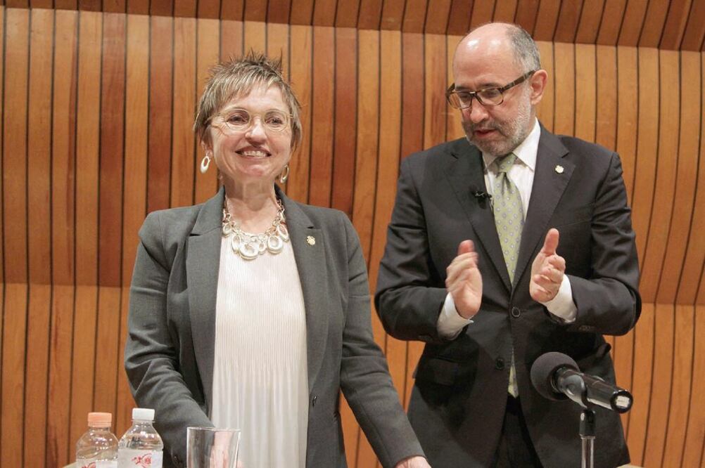 Concepción Company es una de las tres mujeres integrantes de EL Colegio Nacional, en la foto con el ministro de la Corte, José Ramón Cossío, quien también forma parte de la institución. (ARCHIVO EL UNIVERSAL)