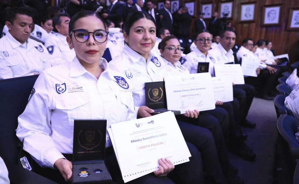 Reconocen a detectives en el 106 aniversario de la Policía de Investigación.
Foto: Especial.