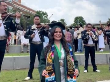 "¡A mucho orgullo!" Mexicana se gradúa en EU y la sorprenden con mariachi