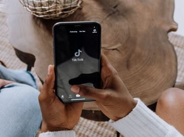 ¿Qué pasa si ves TikTok por más de dos horas al día?