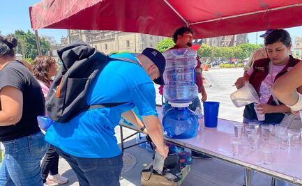 Cientos de personas visitan los puntos de hidratación instalados en el Zócalo capitalino para refrescarse