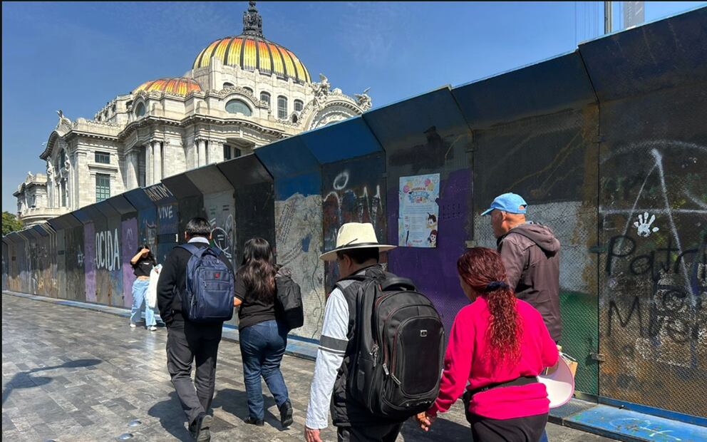 Vallas metálicas fueron colocadas en los alrededores del Palacio de Bellas Artes ante las movilizaciones de la CNTE y la Generación Z, el martes 11 de noviembre de 2025. Foto: Berenice Fregoso/EL UNIVERSAL