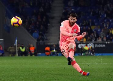 Messi anota dos golazos en la victoria del Barcelona