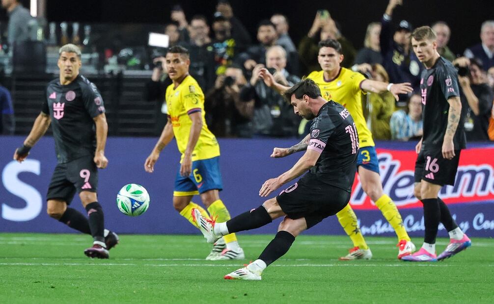 Lionel Messi pateando el balón, durante el partido amistoso entre América e Inter Miami - Foto: AFP