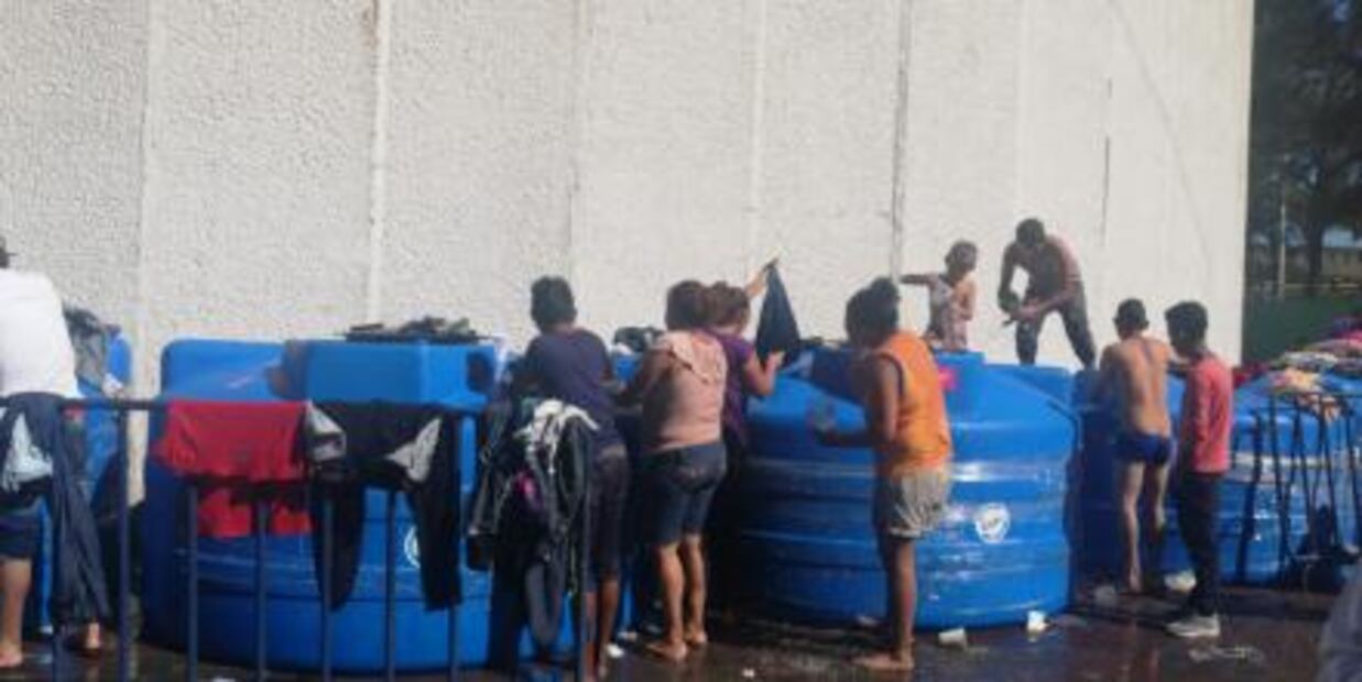 Caravana de migrantes espera por segundo día en la Magdalena Mixhuca
