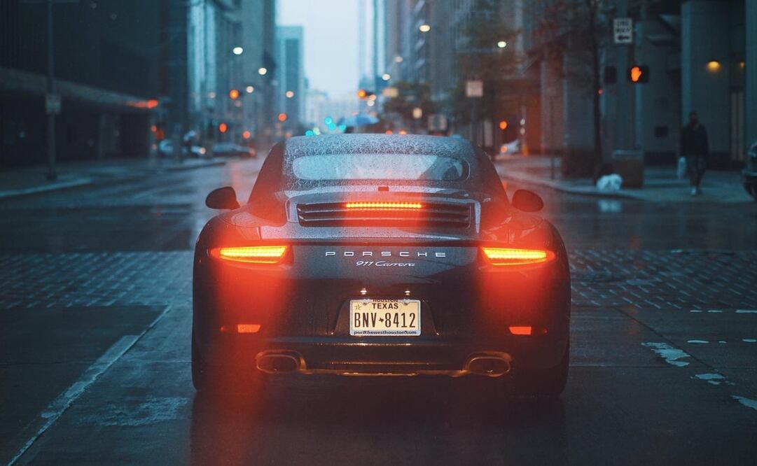 No debemos confiarnos del agua de lluvia para limpiar nuestros vehículos. Foto: Pixabay 