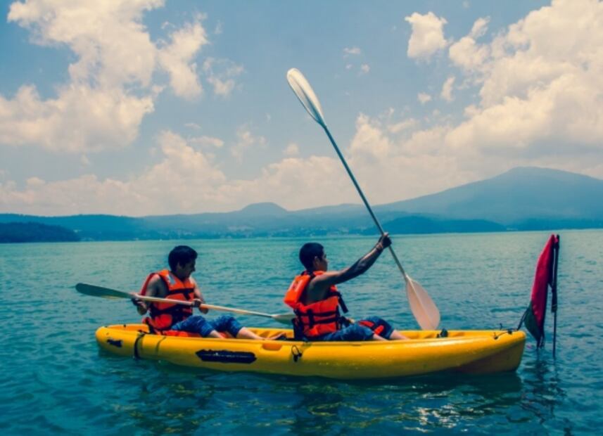 Cabañas en el lago Zirahuén y su parque de aventuras, en Michoacán