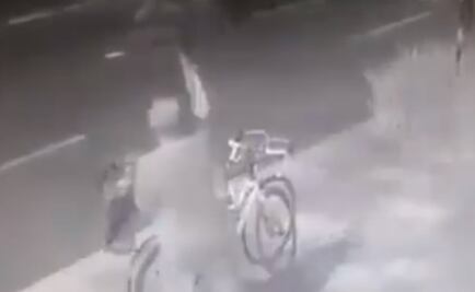 Captan en video a sujeto que tala árbol para robar dos bicicletas en Insurgentes Sur