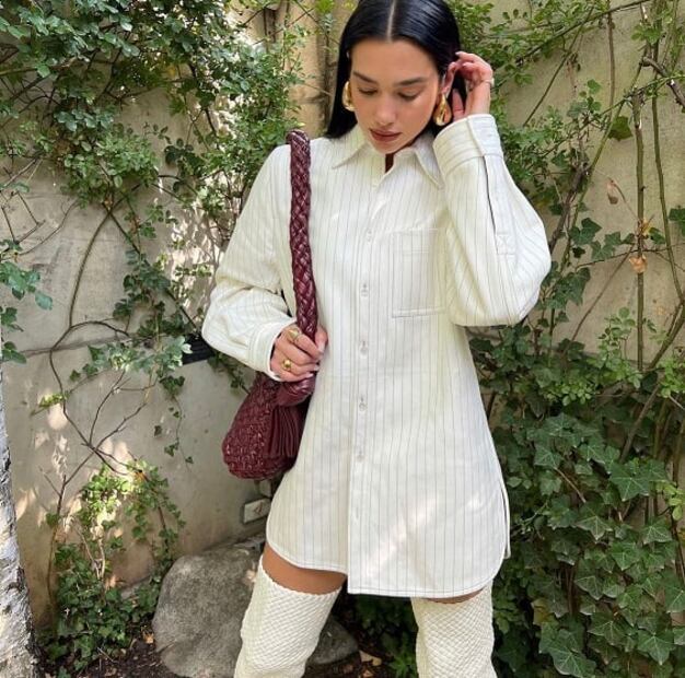 Dua Lipa usa una camisa como vestido y luce increíble