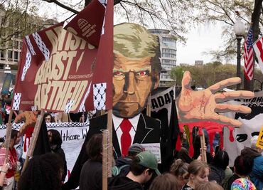FOTOS: Aranceles desatan protestas contra Trump; "no al fascismo en América", claman manifestantes
