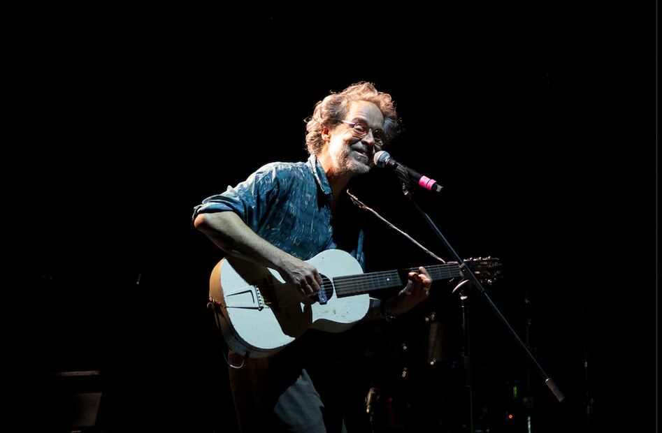 Rodrigo Amarante cautivó al público con su voz melancólica y una interpretación íntima en solitario.Hugo Alejandro/ El Universal