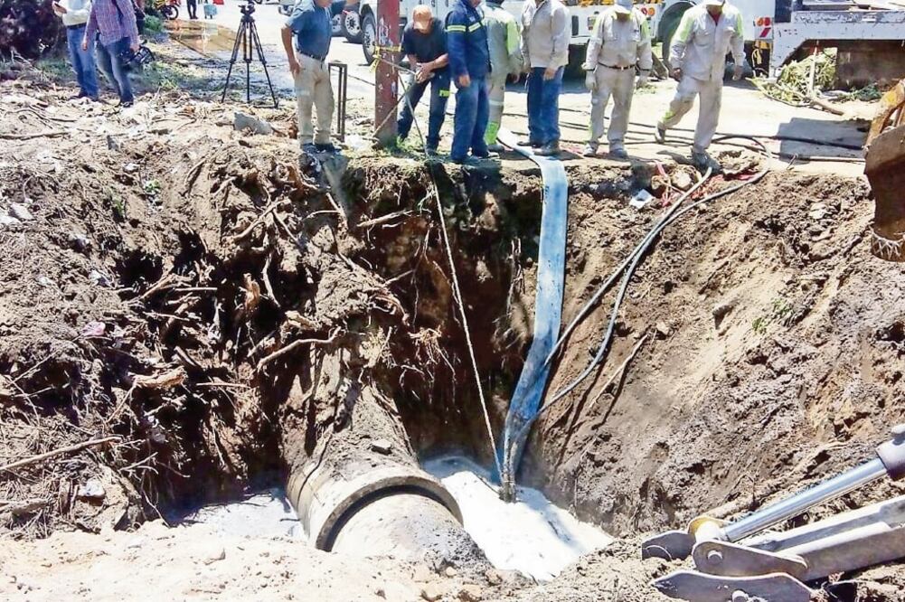 Los daños. Un tubo de 36 pulgadas se fracturó y provocó un socavón en la carretera Tetelco-Tecomitl. Foto: ESPECIAL
