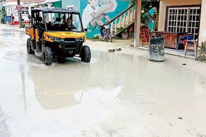 Denuncian crisis por drenaje sanitario en calles de Holbox