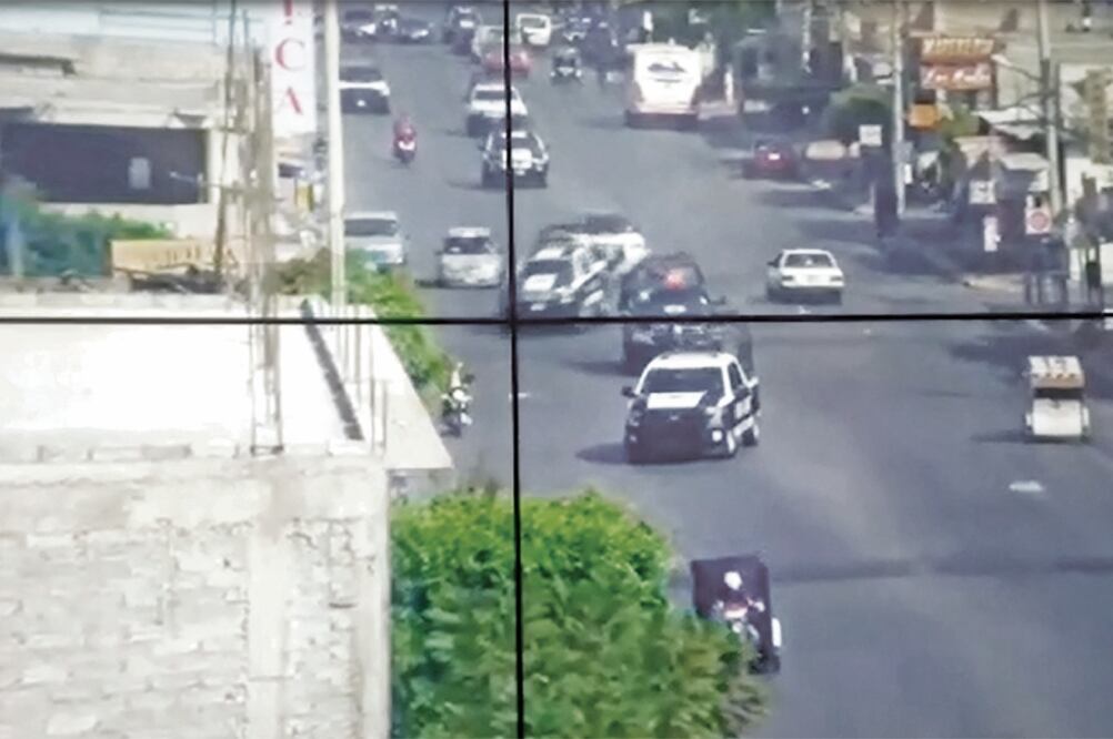 En una grabación de cámaras de seguridad del 31 de diciembre, se observa cuando una patrulla municipal persigue y cierra el paso a una capitalina. Los uniformados de la SSPCDMX iniciaron una discusión (TOMADA DE VIDEO)