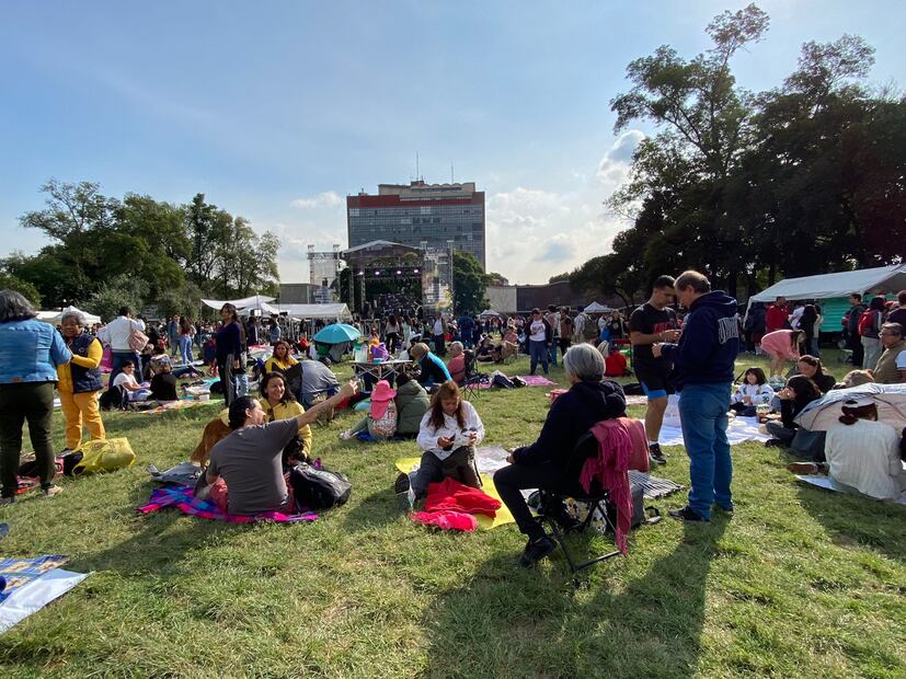 Decenas aguardan el eclipse solar 2023 en "las islas" de CU en la UNAM. Foto: Alelhí Salgado / EL UNIVERSAL