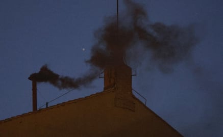 Humo negro, tras la primera votación para elegir al nuevo Papa; no hay decisión