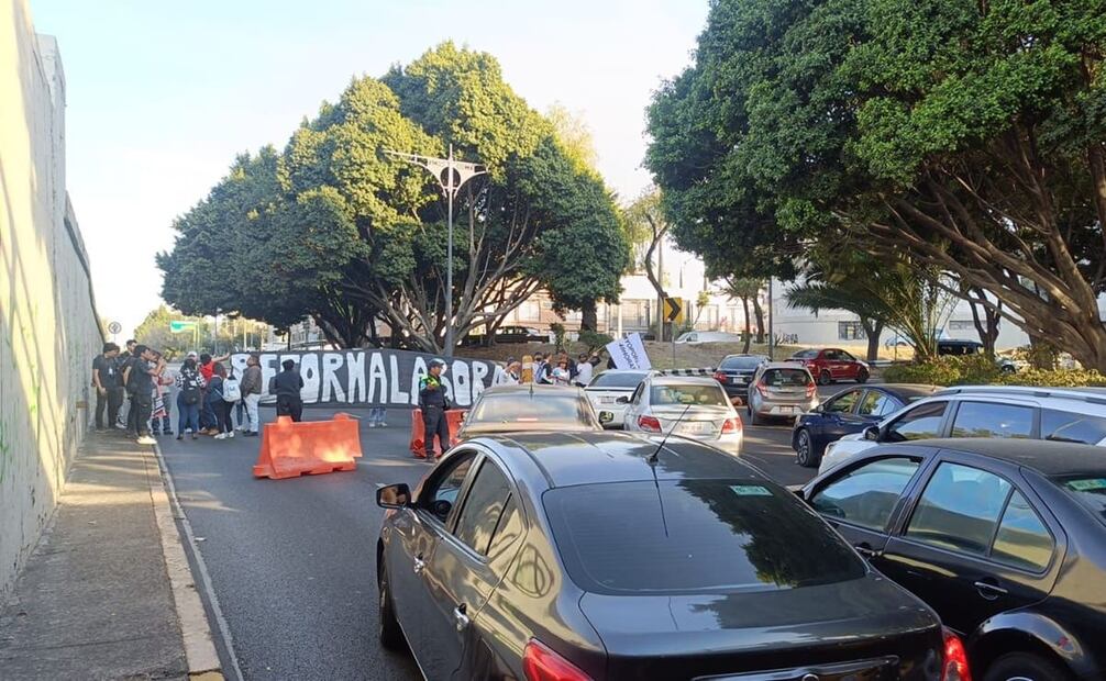Manifestantes exigen que se establezca una fecha para la discusión del dictamen que plantea la reducción de la jornada laboral de 48 a 40 horas. Foto: Especial