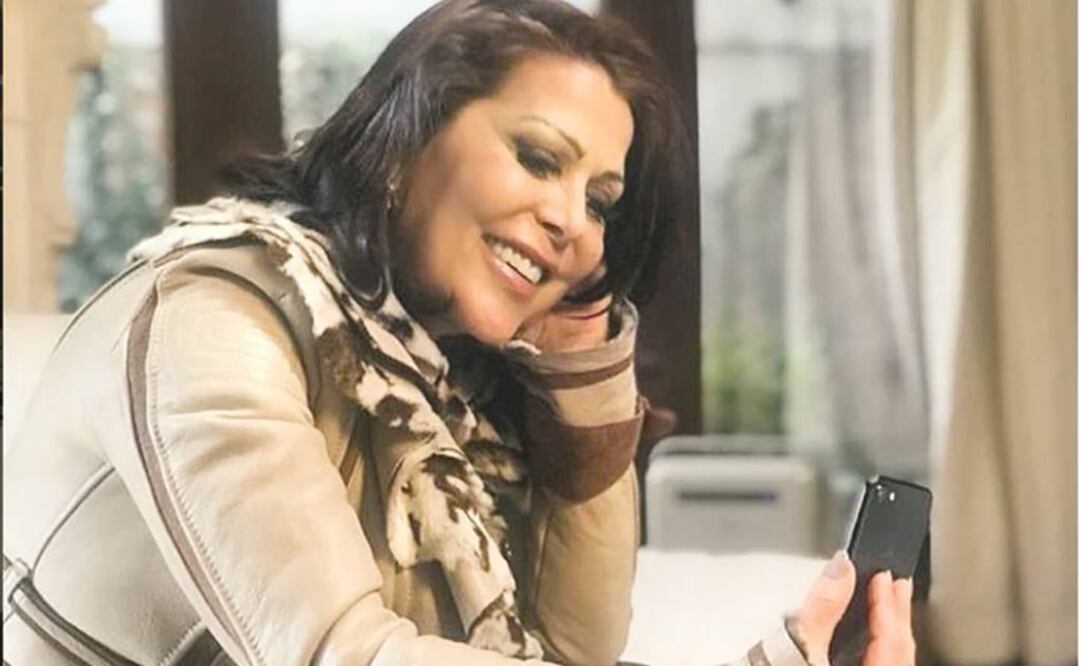 El rostro de la cantante llamó la atención durante una transmisión (FOTOS: INSTAGRAM Y ARCHIVO)