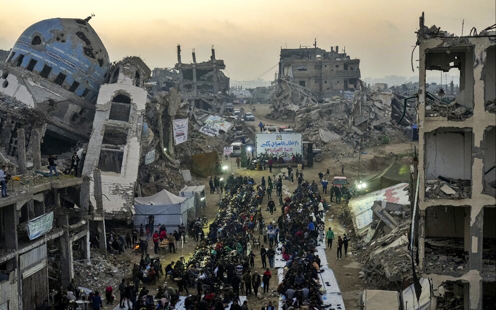 Rodeados de casas y edificios destruidos, palestinos se reúnen para el iftar, la comida que rompe el ayuno durante el Ramadán, al norte de la Franja de Gaza, el 15 de marzo de 2025. Foto: AP