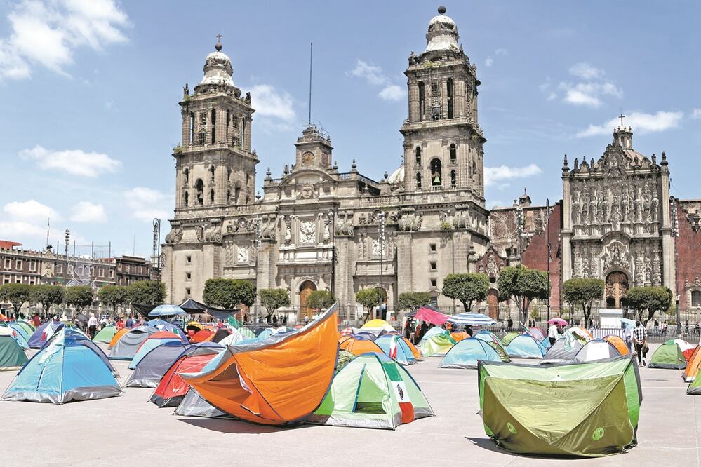 Algunas tiendas de acampar de Frenaaa fueron arrastradas por el viento, pues estaban vacías. Foto: CARLOS MEJÍA. EL UNIVERSAL