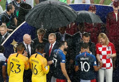 Putin se cubrió con paraguas; Macron, Grabar e Infantino se mojaron