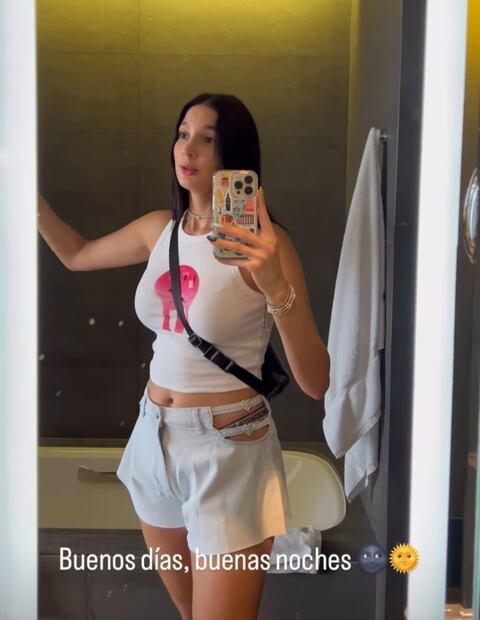 Novia de Luisito Comunica se une al trend de mostrar su ropa interior
