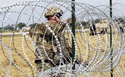 Soldados de EU colocan alambre de púas en frontera con México