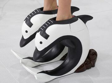 Este es el calzado con forma de delfín que se ha viralizado en redes sociales