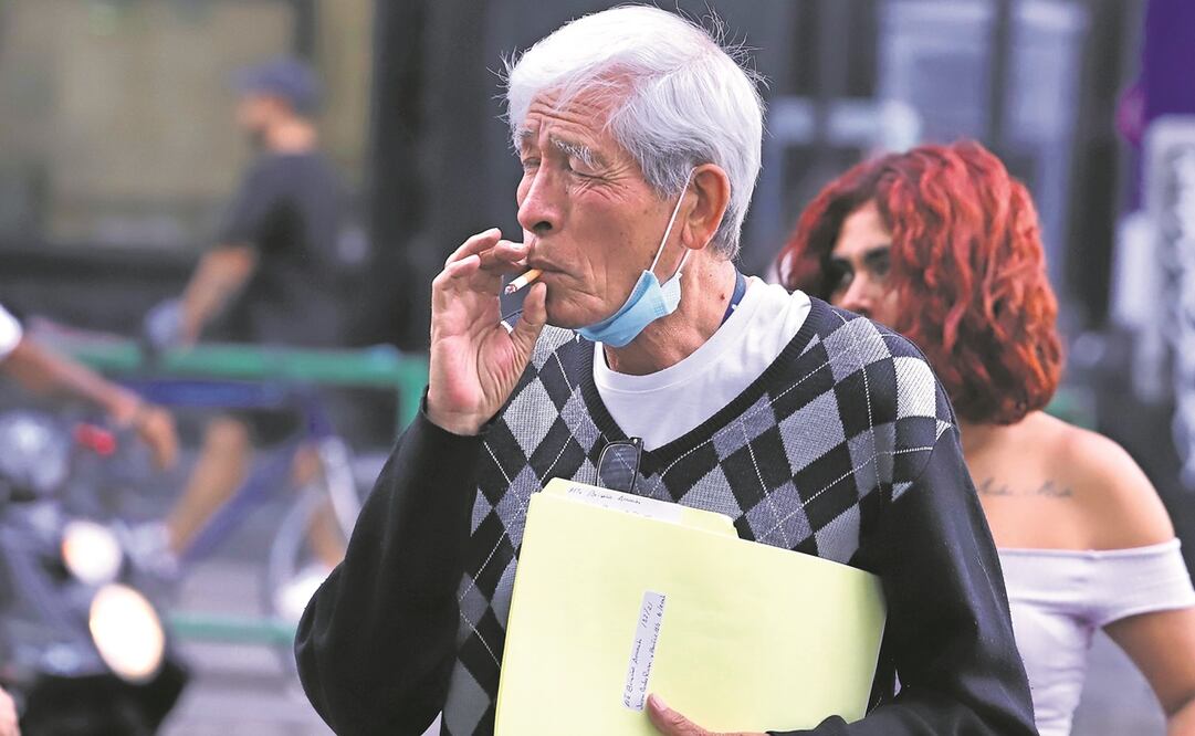 El proyecto también plantea prohibir consumo de tabaco en parques y centros de espectáculos Foto: BERENICE FREGOSO/ EL UNIVERSAL