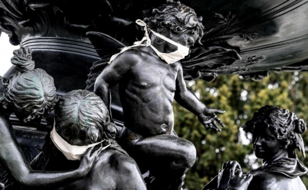 Estatuas del mundo se protegen del coronavirus