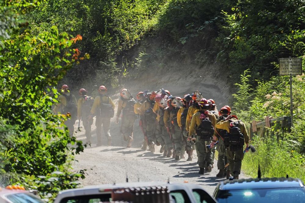 Un grupo de bomberos se presentan al lugar en donde el día anterior un hombre armado emboscó y mató a varios bomberos que respondían a un incendio forestal en la montaña Canfield,  en Coeur D'Alene, Idaho. FOTO: LINDSEY WASSON. AP