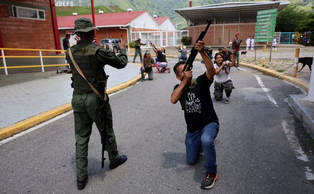 Ciudadanos de Venezuela son capacitados en el manejo de armas ante amenazas de Trump (20/09/2025). Foto: Miguel Gutiérrez / EFE