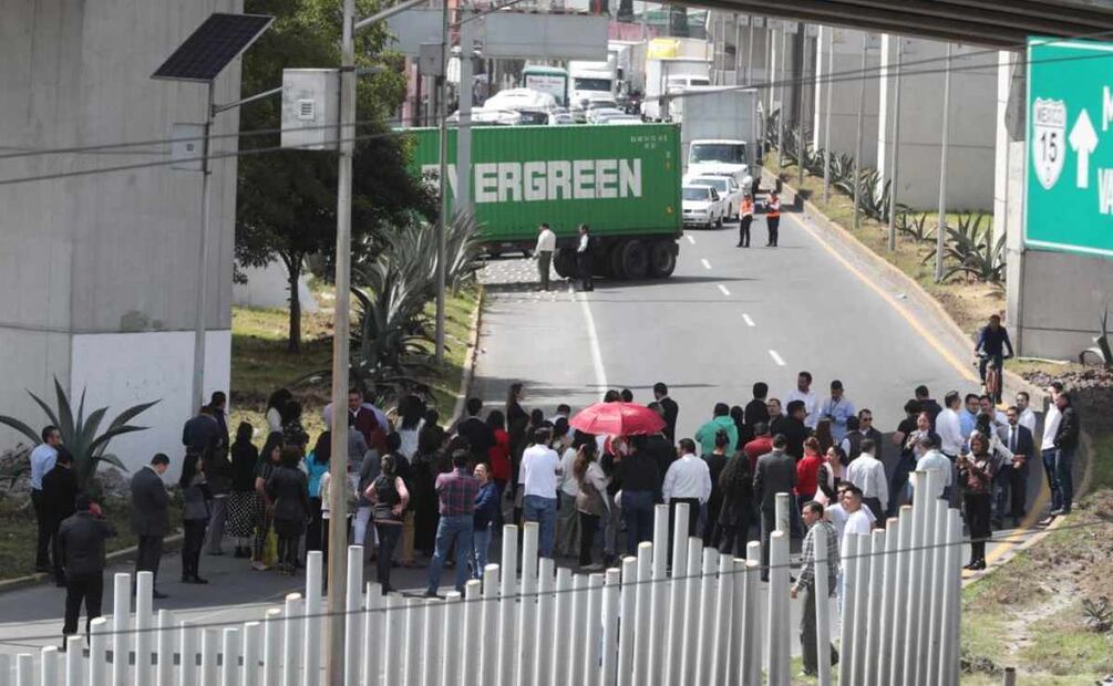 “¡Respeto a la división de poderes e independencia judicial!”, es la demanda que externaron en mantas, mientras impiden el paso de vehículos del transporte público de pasajeros al paradero Norte del Metro Cuatro Caminos. Foto: Jorge Alvarado. EL UNIVERSAL