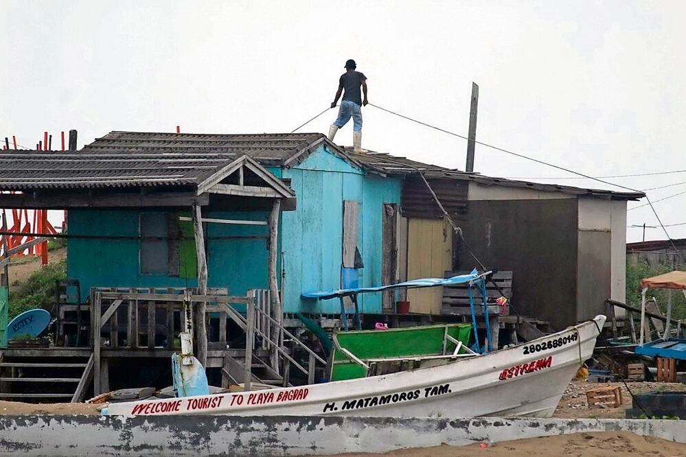 Un hombre aseguró su casa ante la llegada de la tormenta Al b e r t o en Playa Bagdad, en Matamoros, Tamaulipas. Foto: de Abraham Pineda. AFP