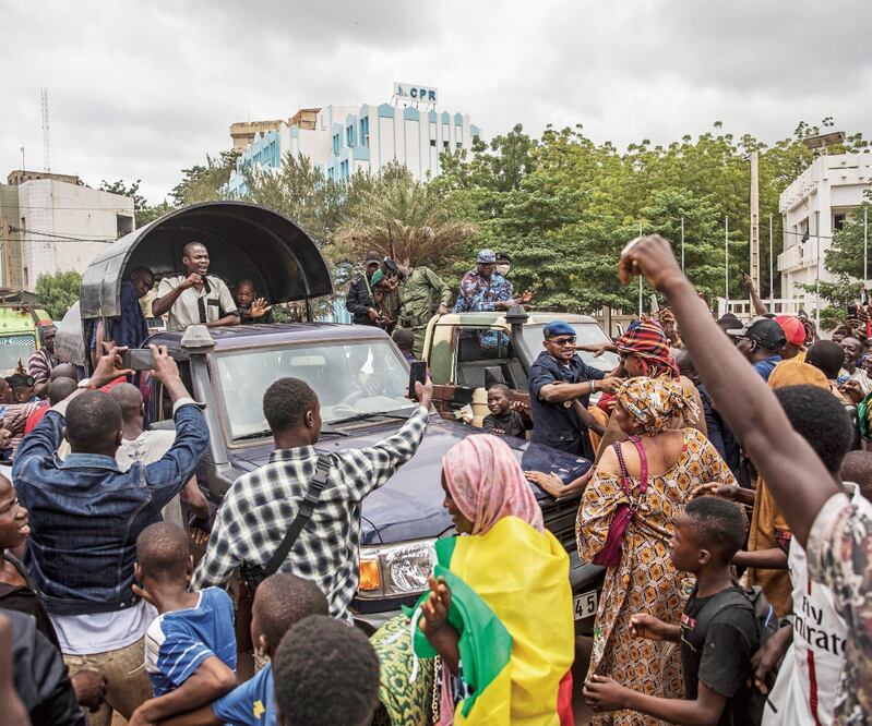 Malienses celebran con los militares en Bamako. H.DIAKITE. EFE