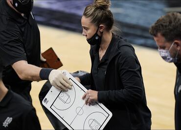 Becky Hammon se convierte en la primera mujer coach en la NBA