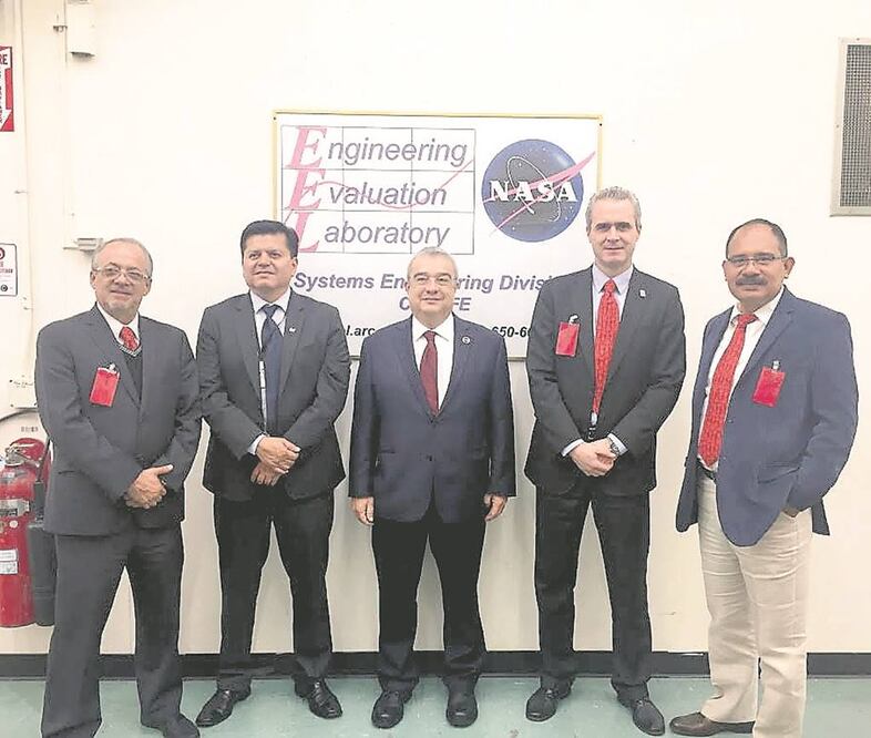 Eugenio Urrutia, Andres Martínez, Carlos Duarte, Emilio Baños y Héctor Vargas durante el lanzamiento oficial del proyecto en la NASA (CORTESÍA UPAEP)