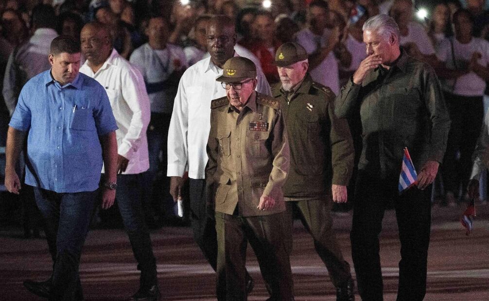 El expresidente cubano Raúl Castro asiste a las celebraciones del Día de la Rebeldía Nacional junto al presidente cubano Miguel Díaz-Canel en Ciego de Ávila, Cuba, el 26 de julio de 2025. Foto: AFP