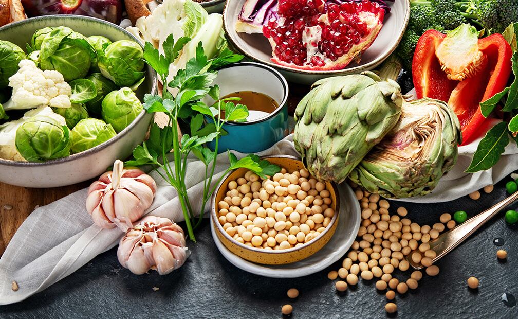 Disfruta de una alimentación balanceada con verduras, legumbres y frutos secos. Foto: Cortesía