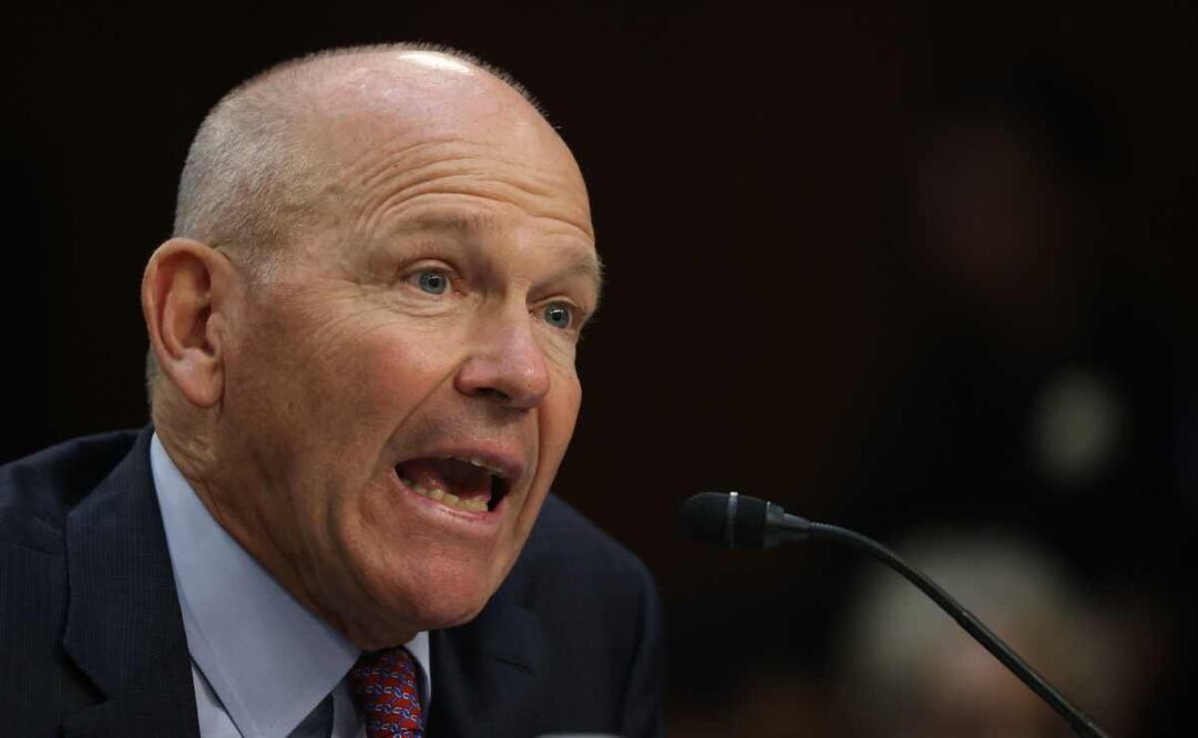 Dave Calhoun, CEO de Boeing, compareció ante un comité en el Senado de Estados Unidos que investiga a la empresa, una audiencia a la que asistieron familiares de las víctimas con retratos de sus seres queridos. Foto: AFP