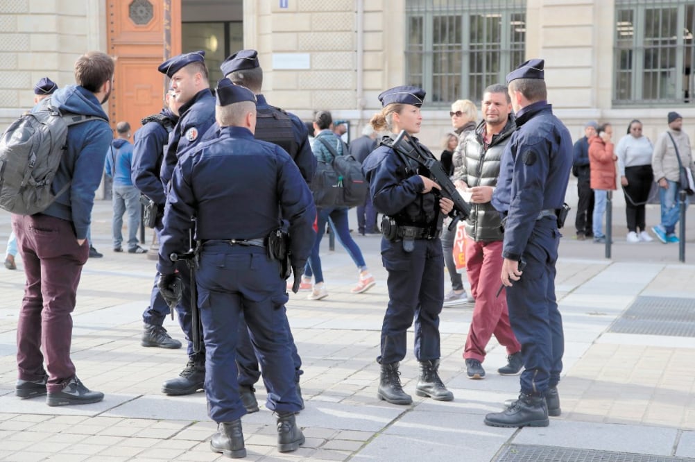 Oficiales patrullan afuera de la estación de policía en París. Foto: MICHEL EULER. AP