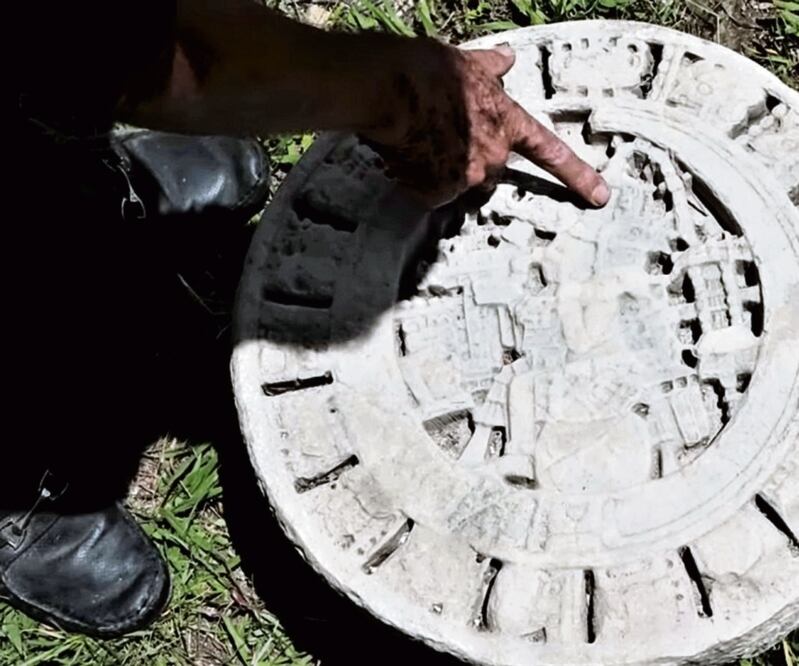 La pieza arqueológica fue hallada en el Templo del Sol de la Zona Arqueológica de Toniná, en Chiapas. Foto: Mauricio Marat/INAH