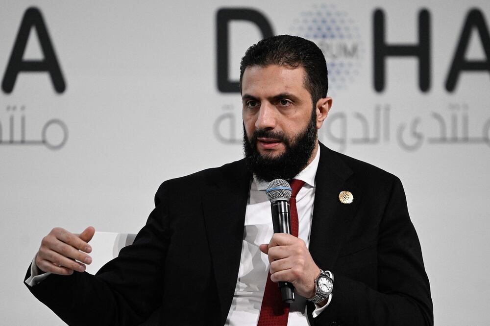 El presidente sirio Ahmed al-Sharaa habla durante la jornada inaugural del Foro de Doha, una conferencia diplomática anual, celebrada en Doha, Qatar. Foto: AFP