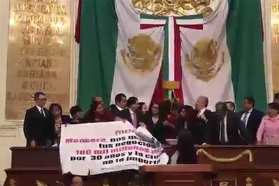 Arman gresca en la ALDF; reclamos, jalón de cabellos y golpes...