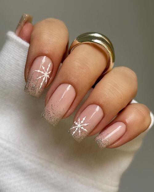 Uñas con copos de nieve. Foto: Instagram @gels.byffi