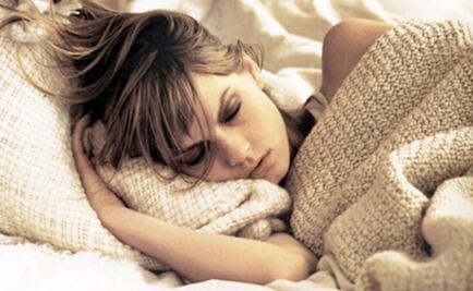 Dormir de costado reduciría riesgo de Alzheimer y Parkinson