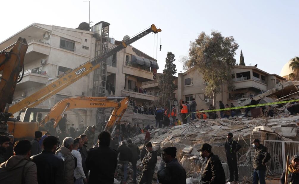 Personal del servicio de emergencias realiza tareas en un edificio impactado por un ataque aéreo israelí en Damasco, Siria. Foto: AP