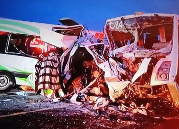 Reportan 16 muertos en choque entre transporte de personal y una camioneta en Sonora