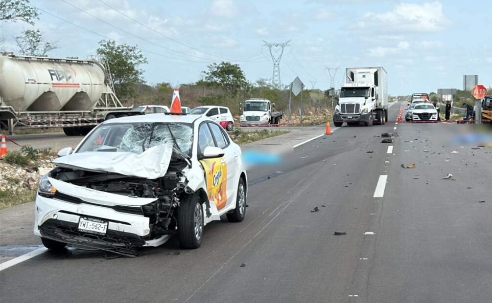 Los dos maestros fueron impactados por un vehículo en la autopista Mérida-Valladolid, Yucatán (17/06/2025). Foto: Especial